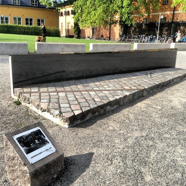 памятник рельсу в шведском Стокгольме