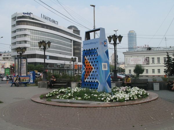 Памятник неформальным переговорам в Екатеринбурге. Ну что, перетрём у «Тёрки»?